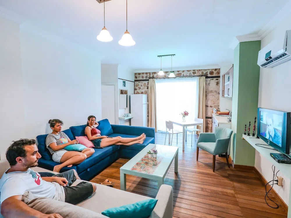 Grand Süit, 1 Yatak Odası, Küçük Mutfak, Havuz Manzaralı