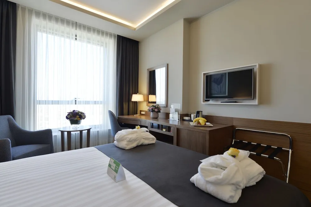 Premium Oda, 1 Büyük (Queen) Boy Yatak ve Çekyat, Sigara İçilebilir
