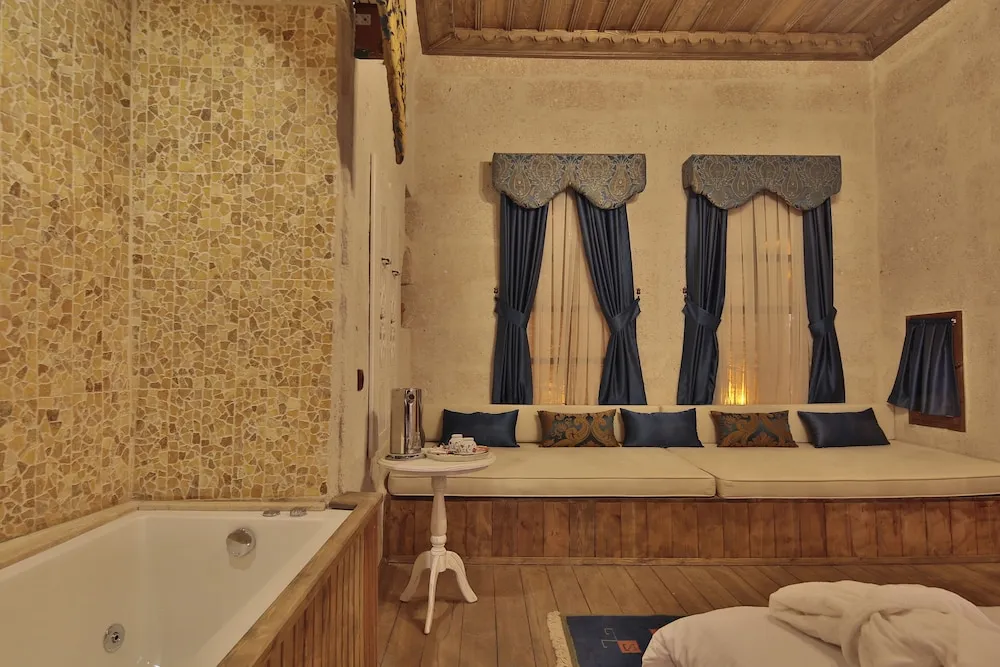 Family Oda, Sıcak Su Küveti