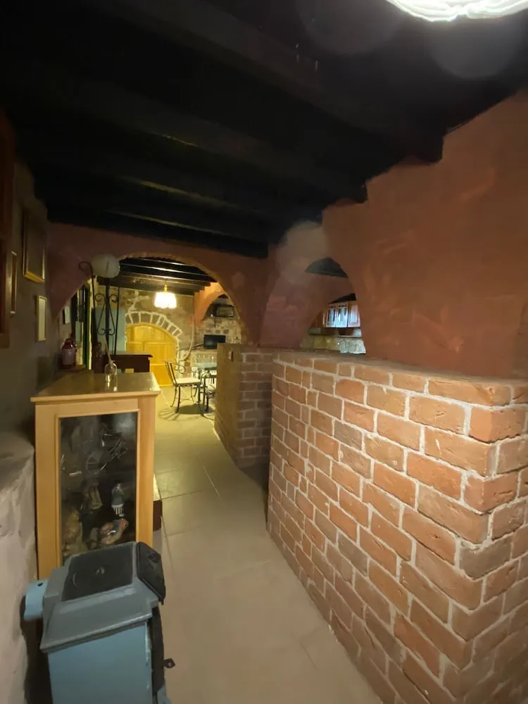 Taş Aile Odası, 2 Yatak odası, 1 Salon, Bodrum katı