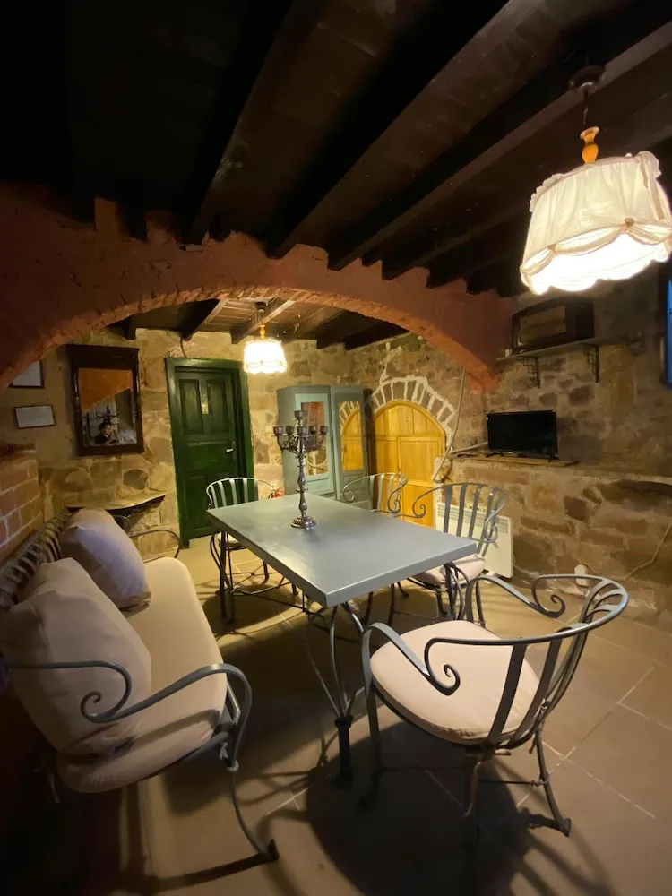 Taş Aile Odası, 2 Yatak odası, 1 Salon, Bodrum katı