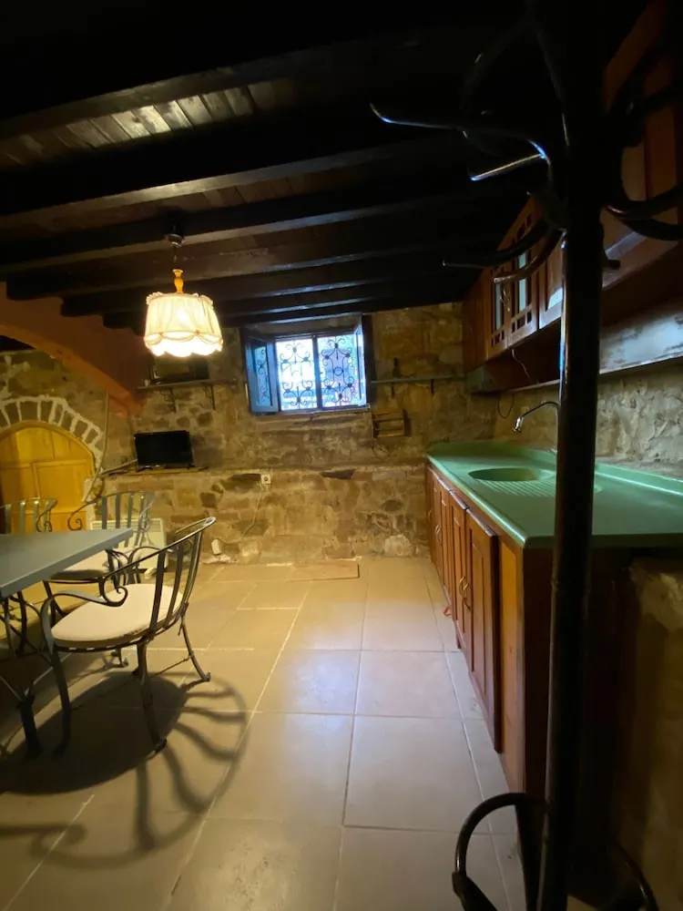 Taş Aile Odası, 2 Yatak odası, 1 Salon, Bodrum katı