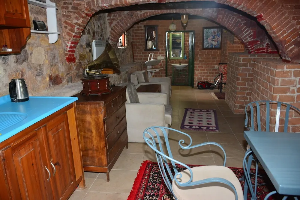 Taş Aile Odası, 2 Yatak odası, 1 Salon, Bodrum katı