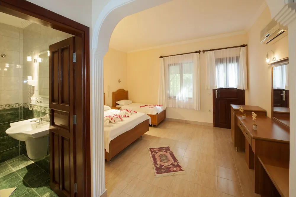 Comfort Üç Kişilik Oda, Havuz Kenarı