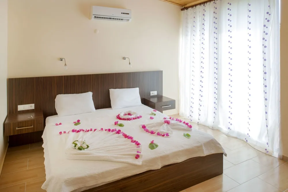 Comfort Tek Büyük veya İki Ayrı Yataklı Oda, Havuz Kenarı