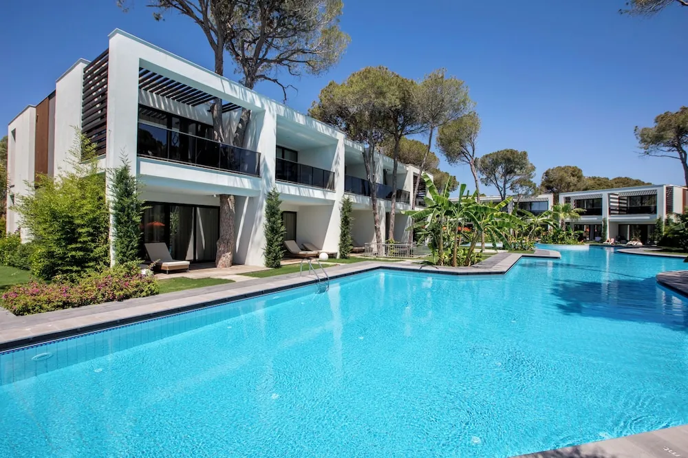 Villa Pool Access