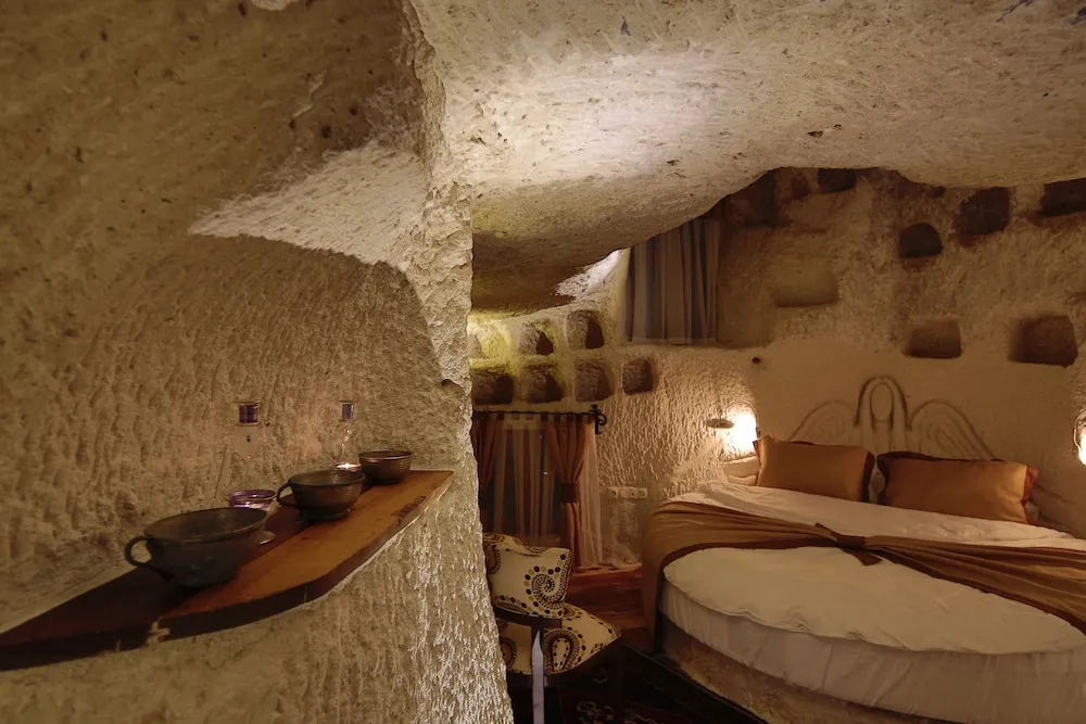 Deluxe Cave Room