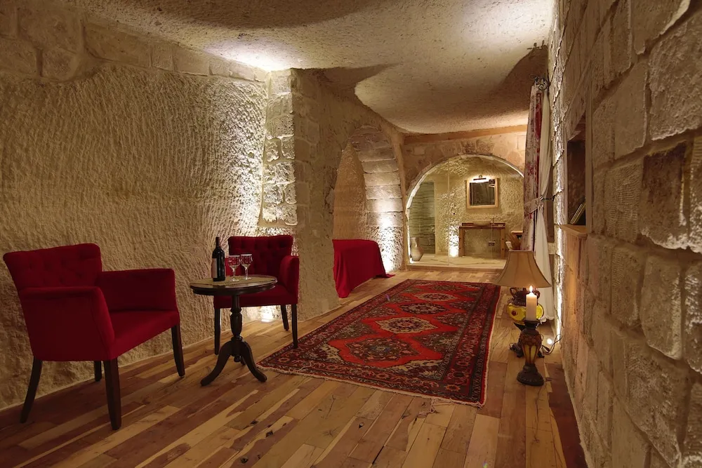 Deluxe Cave Room