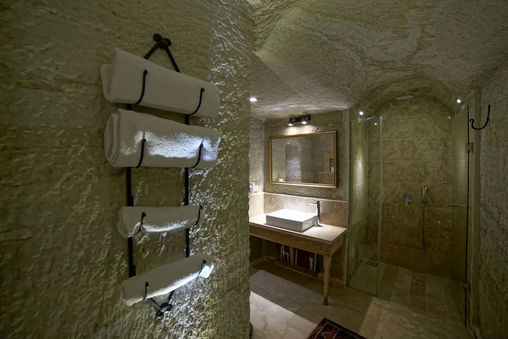 Deluxe Cave Room