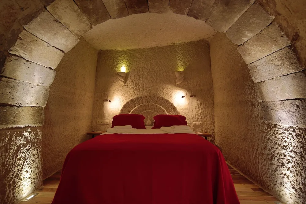 Deluxe Cave Room