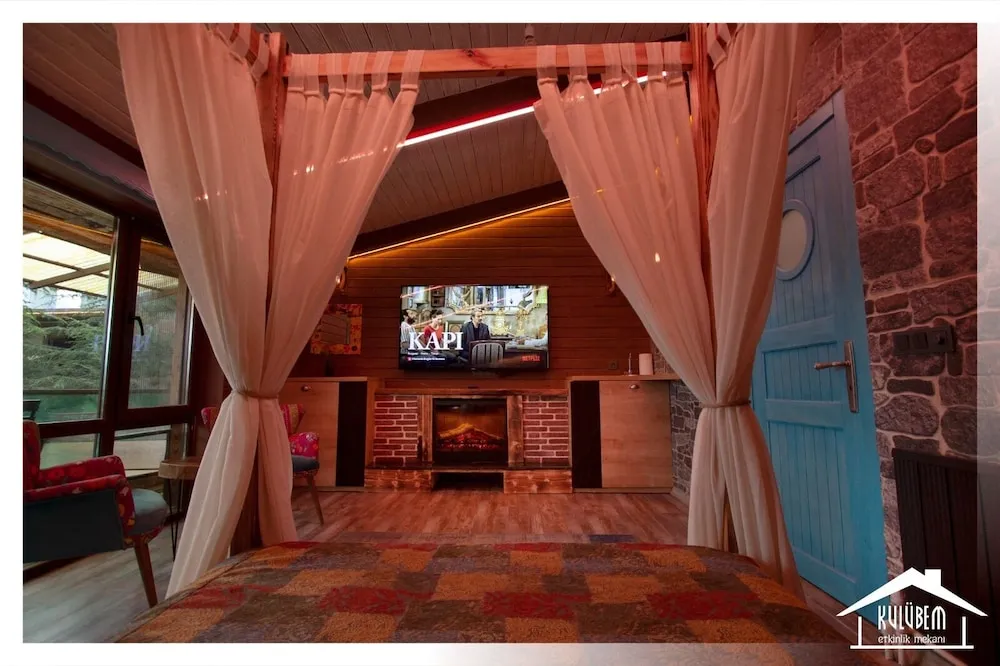 Deluxe Tek Büyük Yataklı Oda, Balkon, Havuz Manzaralı