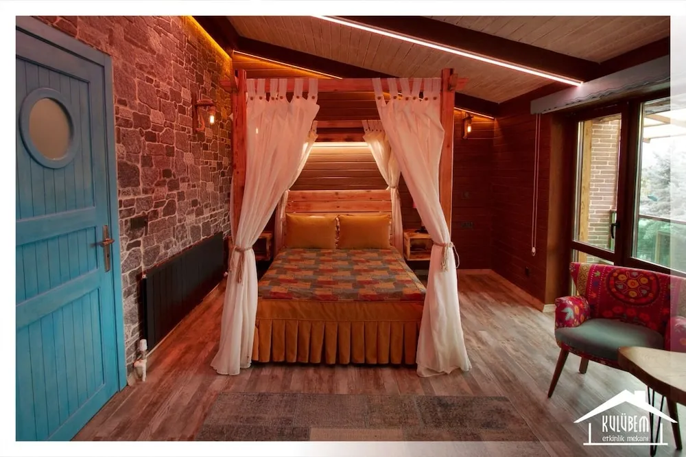 Deluxe Tek Büyük Yataklı Oda, Balkon, Havuz Manzaralı