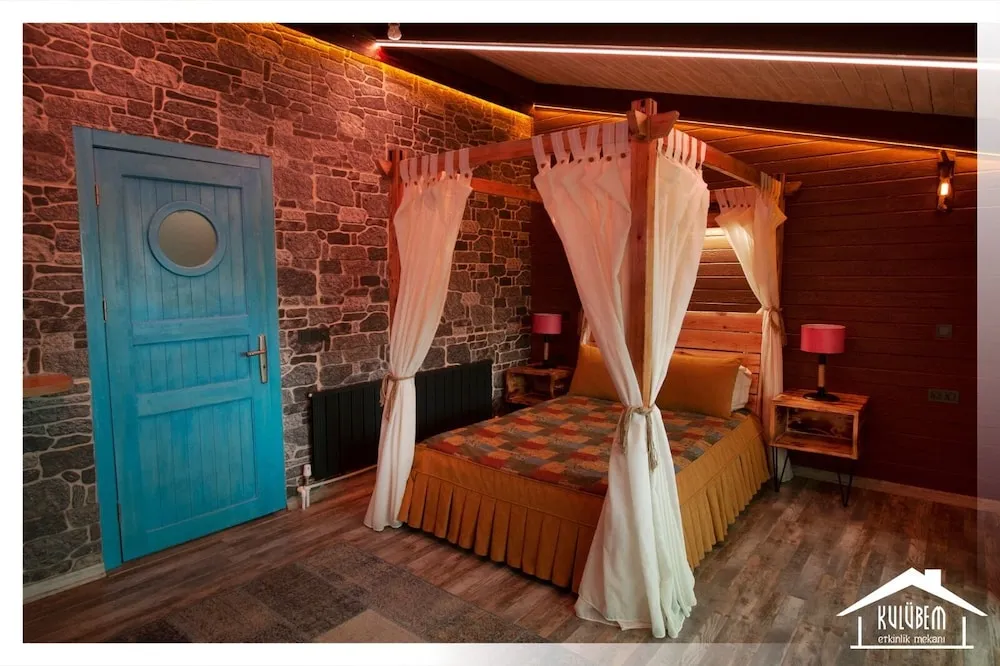 Deluxe Tek Büyük Yataklı Oda, Balkon, Havuz Manzaralı