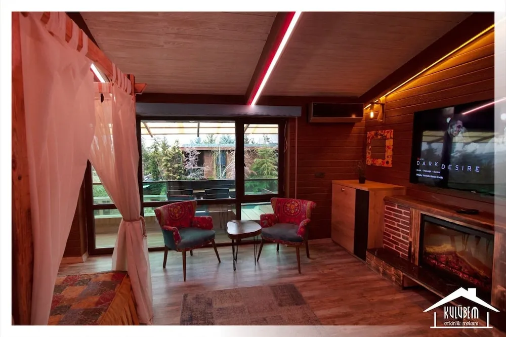 Deluxe Tek Büyük Yataklı Oda, Balkon, Havuz Manzaralı