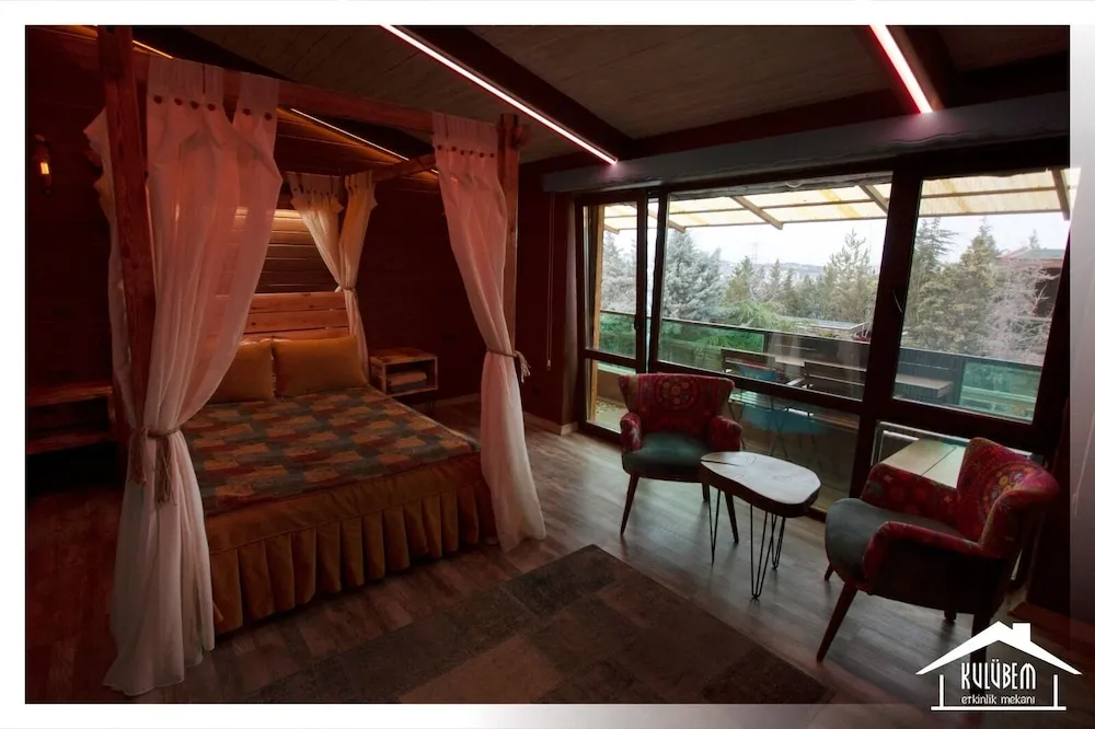 Deluxe Tek Büyük Yataklı Oda, Balkon, Havuz Manzaralı