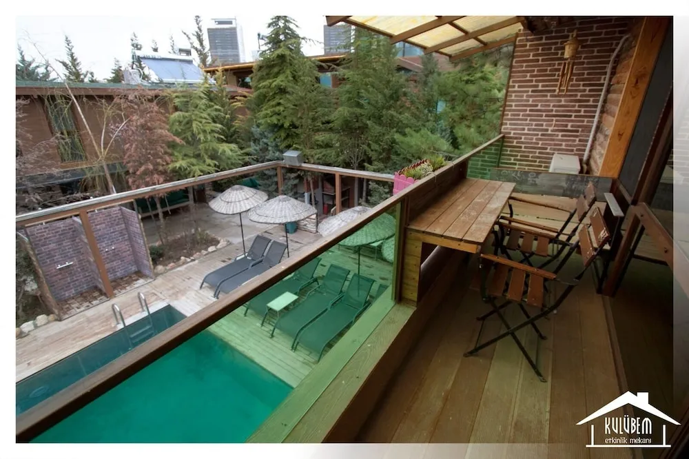Deluxe Tek Büyük Yataklı Oda, Balkon, Havuz Manzaralı
