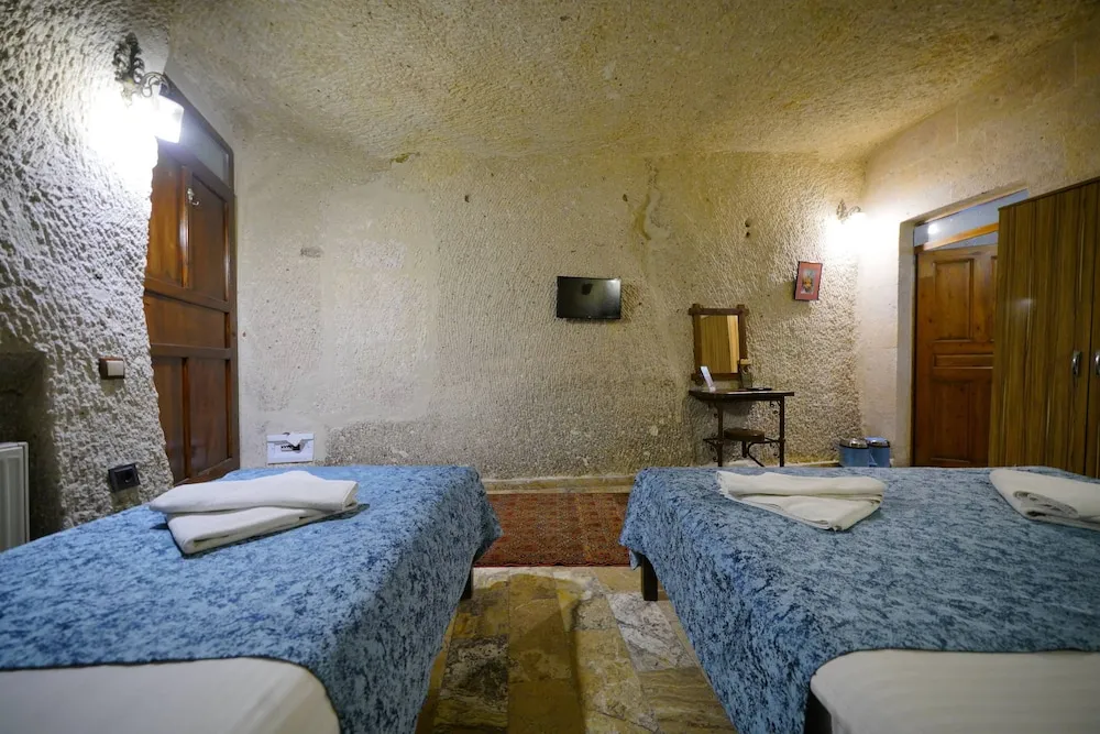 Deluxe Triple Cave Room