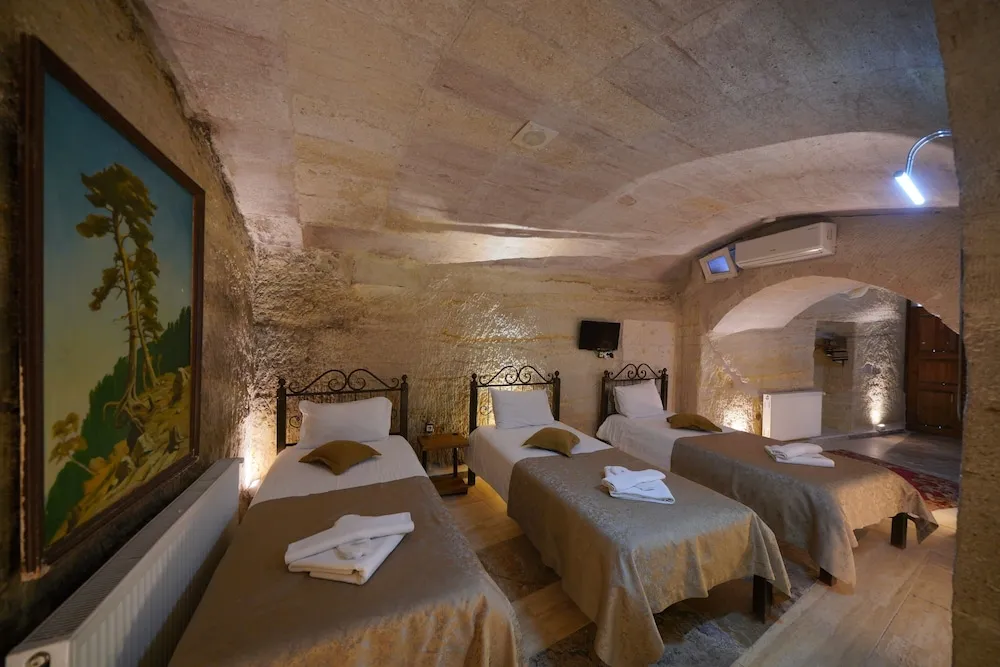 Deluxe Family Cave Room
