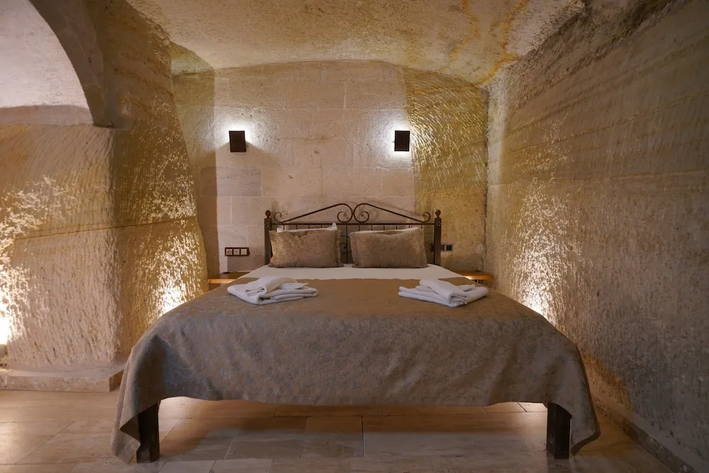 Deluxe Family Cave Room