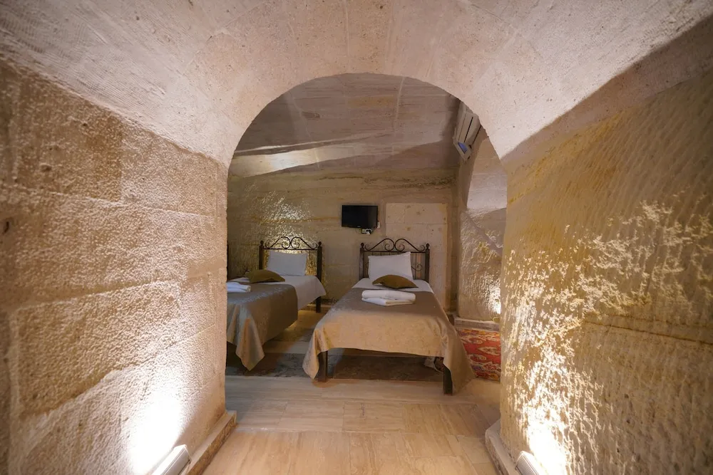 Deluxe Family Cave Room