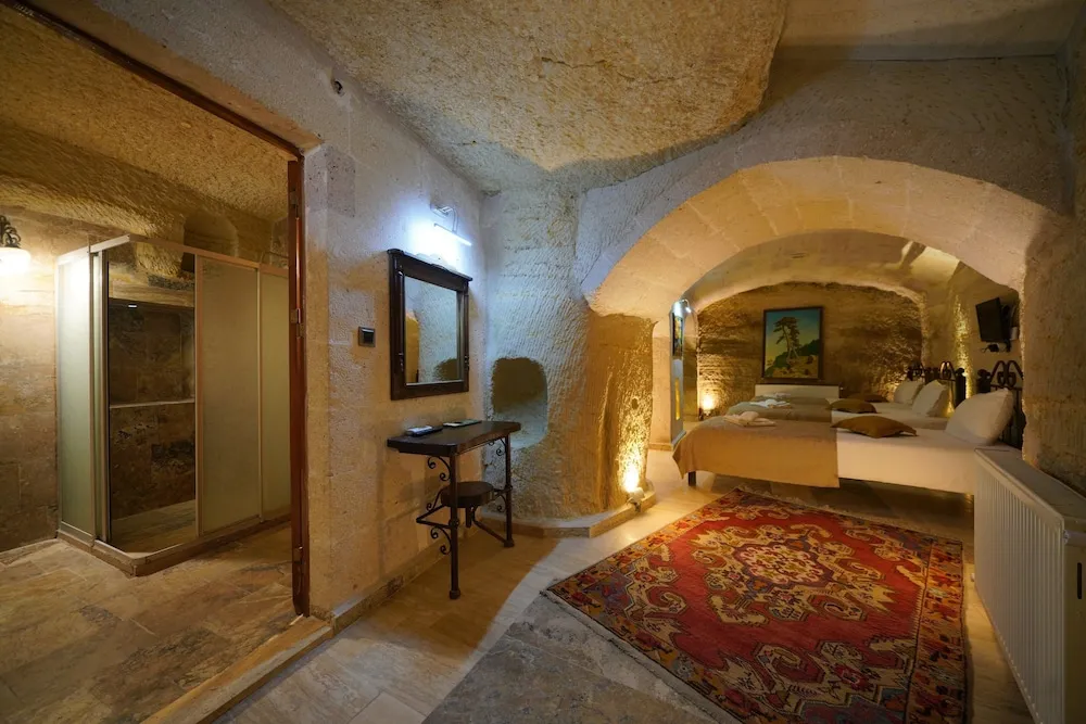 Deluxe Family Cave Room
