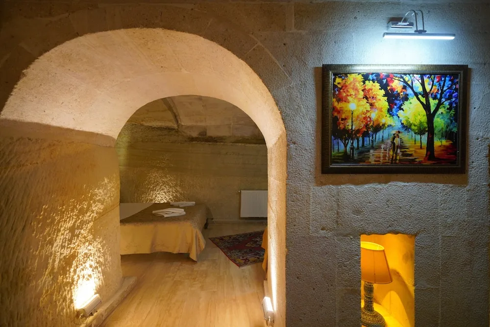 Deluxe Family Cave Room