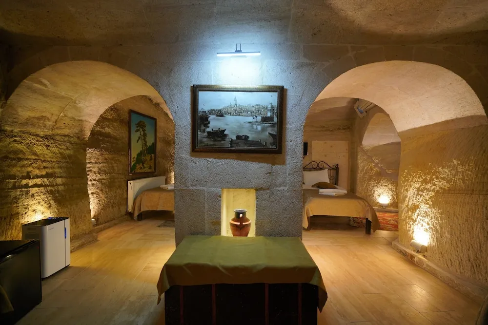 Deluxe Family Cave Room
