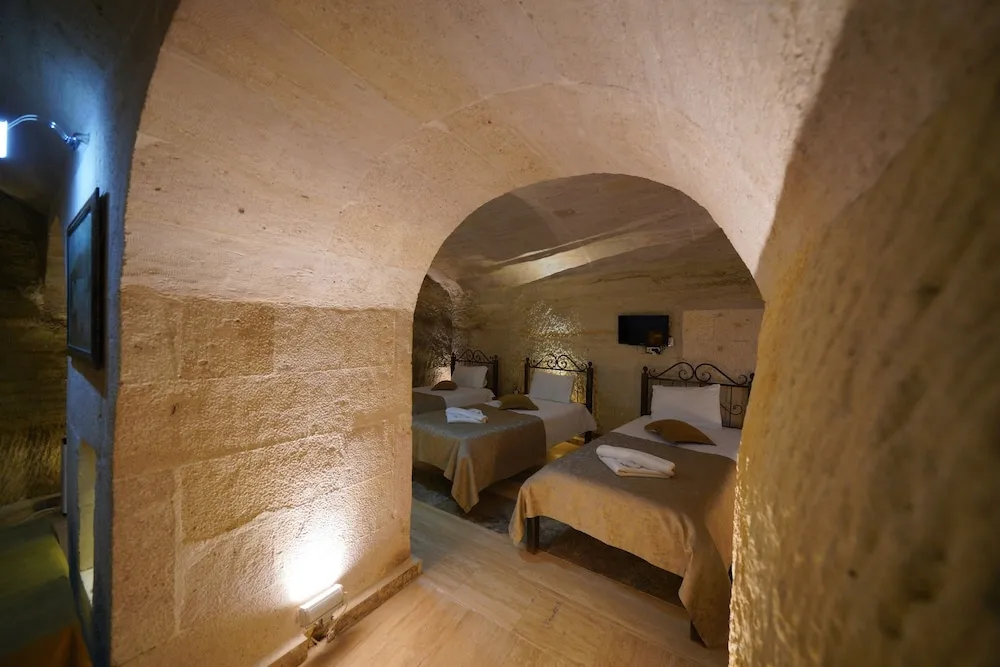Deluxe Family Cave Room