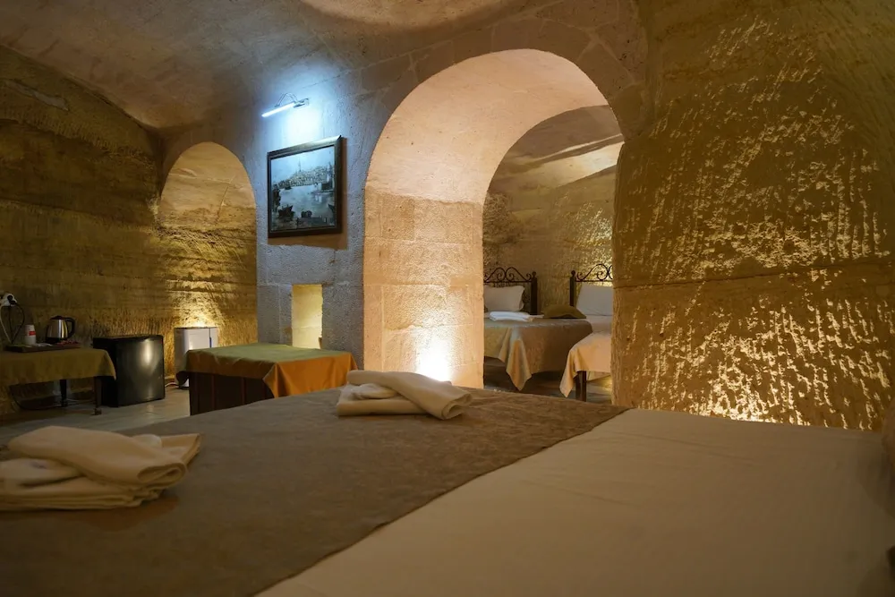 Deluxe Family Cave Room