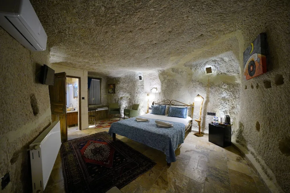 Deluxe Double Cave Room