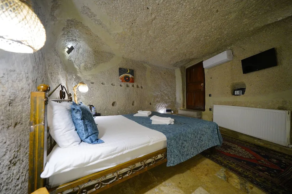Deluxe Double Cave Room
