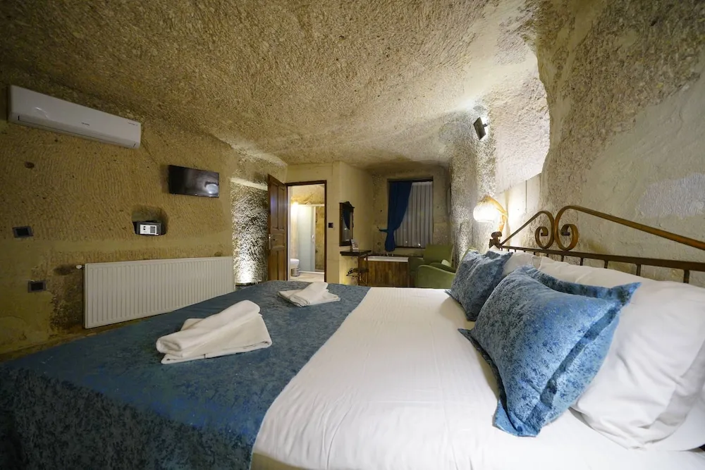 Deluxe Double Cave Room