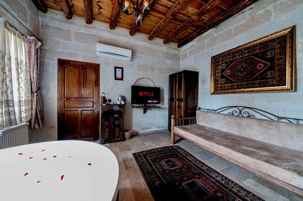 Superior Stone Suite Jacuzzi