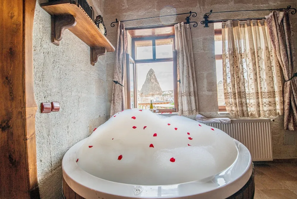 Superior Stone Suite Jacuzzi