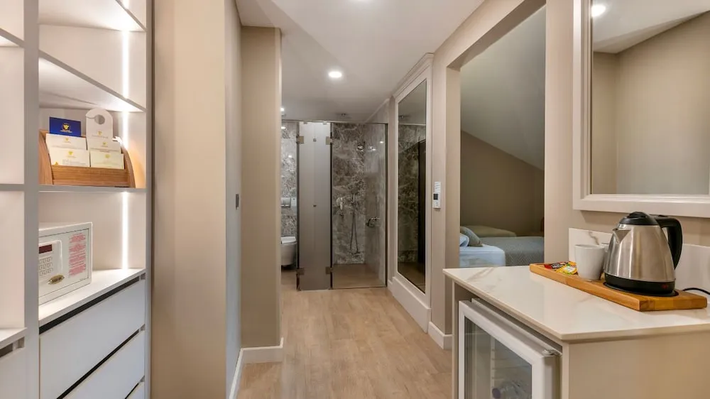Family Room, Main Building Land View