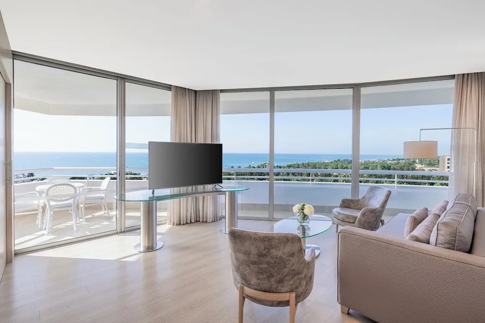 Deluxe Grand Suite with Sea View and Balcony