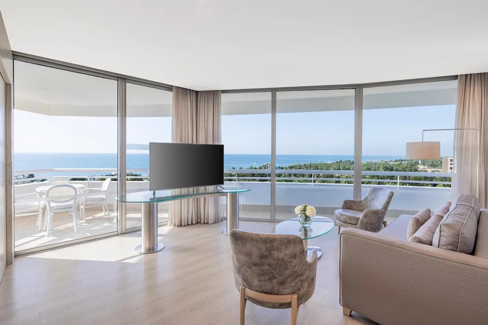 Deluxe Family Suite with Sea View and Balcony