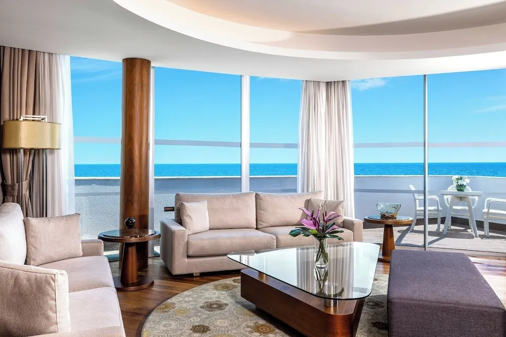 Deluxe Royal  Suite with Sea View and Balcony