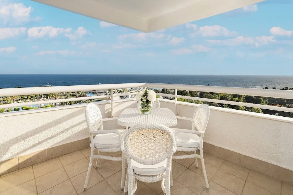 Deluxe Royal  Suite with Sea View and Balcony