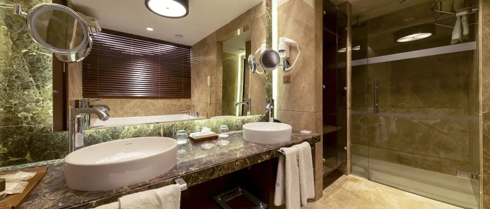 Deluxe Royal  Suite with Sea View and Balcony