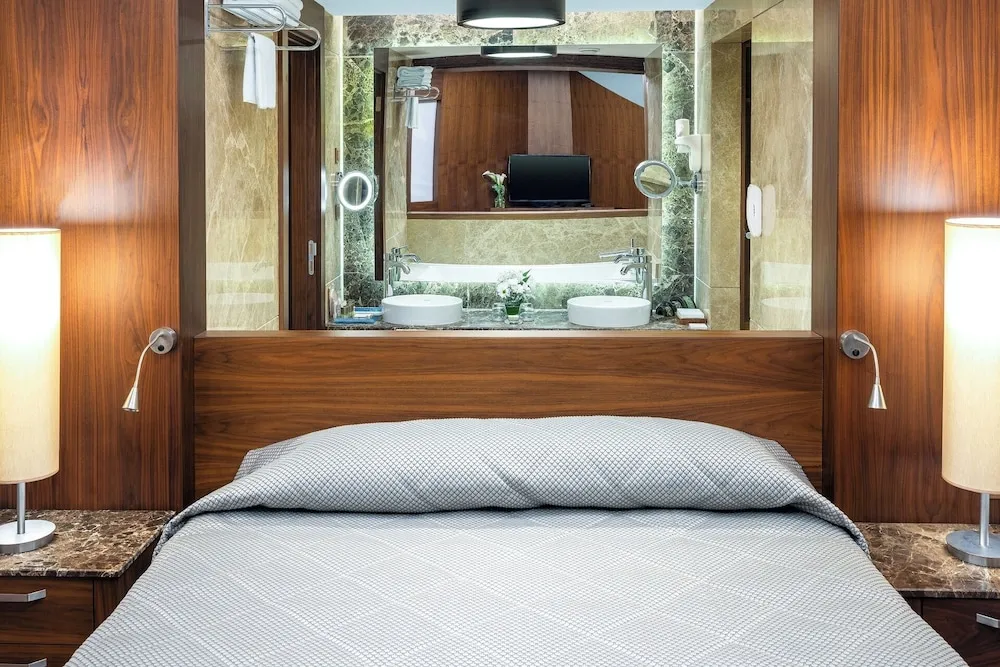 Deluxe Royal  Suite with Sea View and Balcony