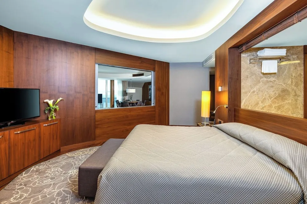 Deluxe Royal  Suite with Sea View and Balcony
