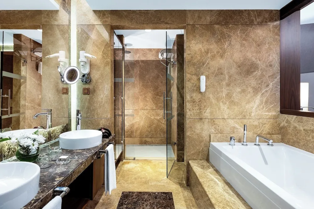 Deluxe Royal  Suite with Sea View and Balcony