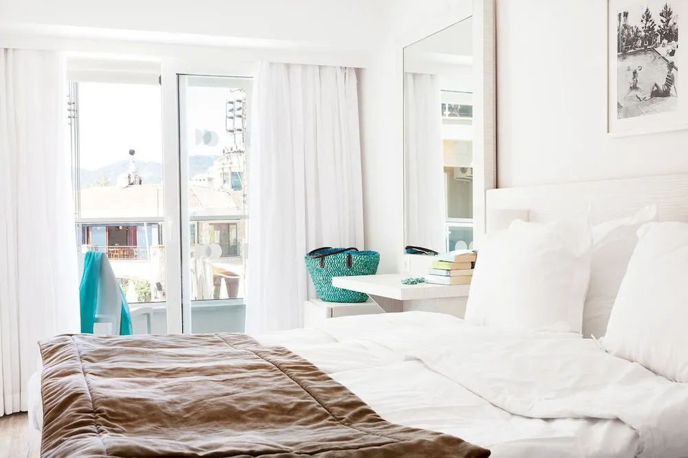 Standard Twin Room Side Sea View