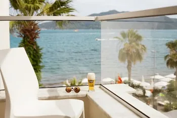 The Beachfront Hotel - 16+ Yetişkin Oteli