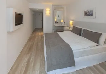 The Beachfront Hotel - 16+ Yetişkin Oteli