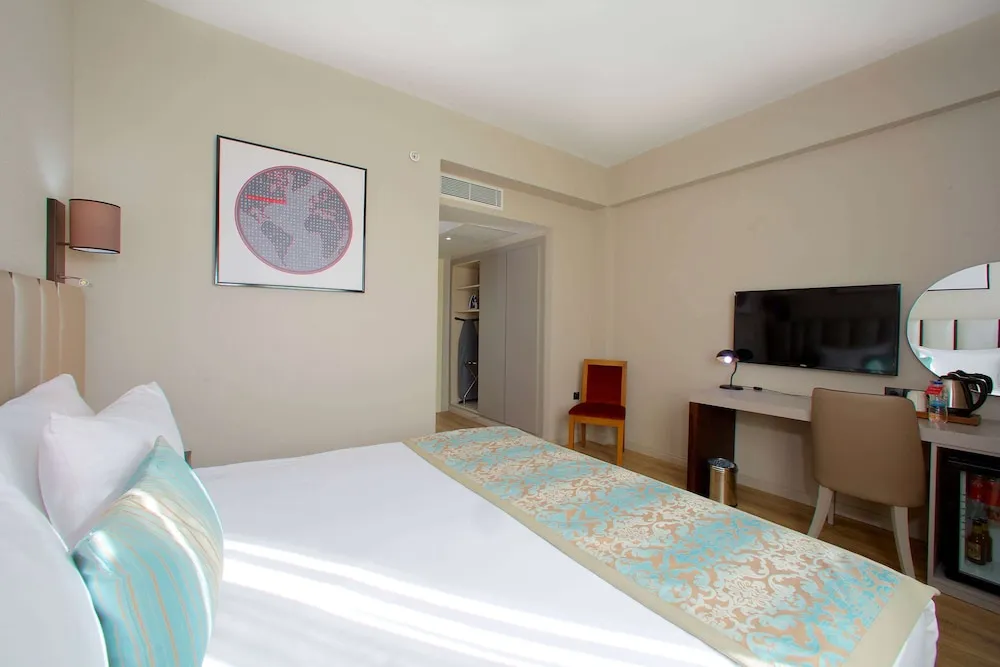 1 Queen Bed Smoking Room