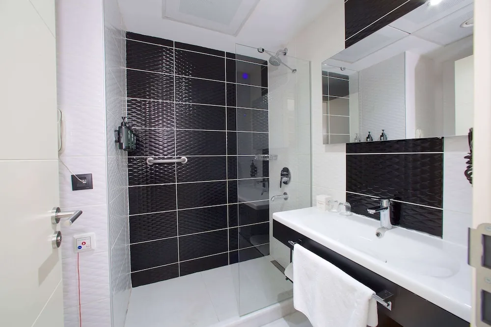 1 Queen Bed Smoking Room