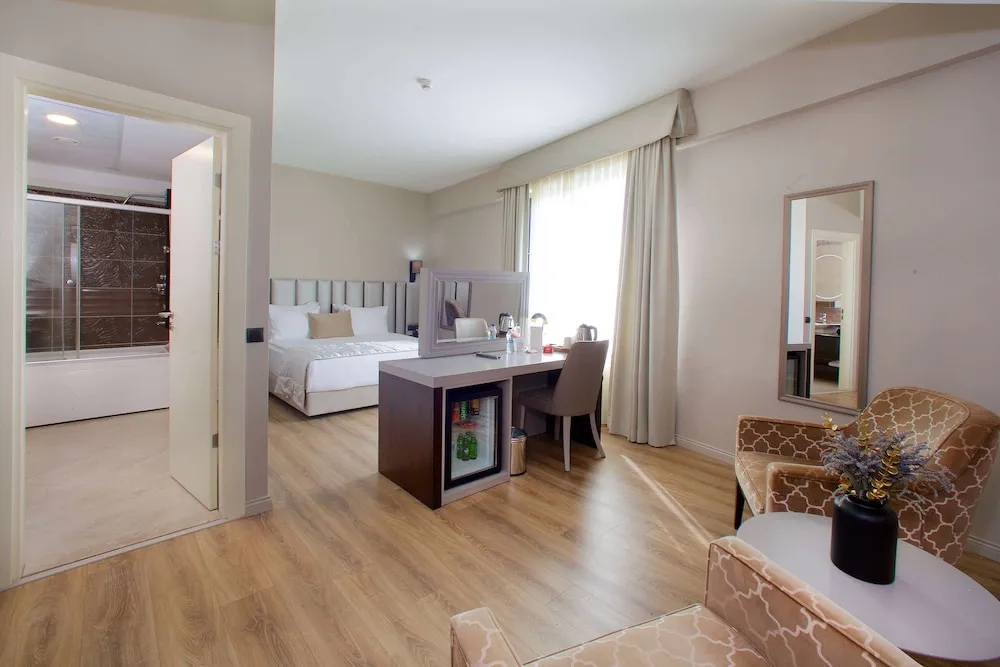 1 Queen Bed Smoking Suite