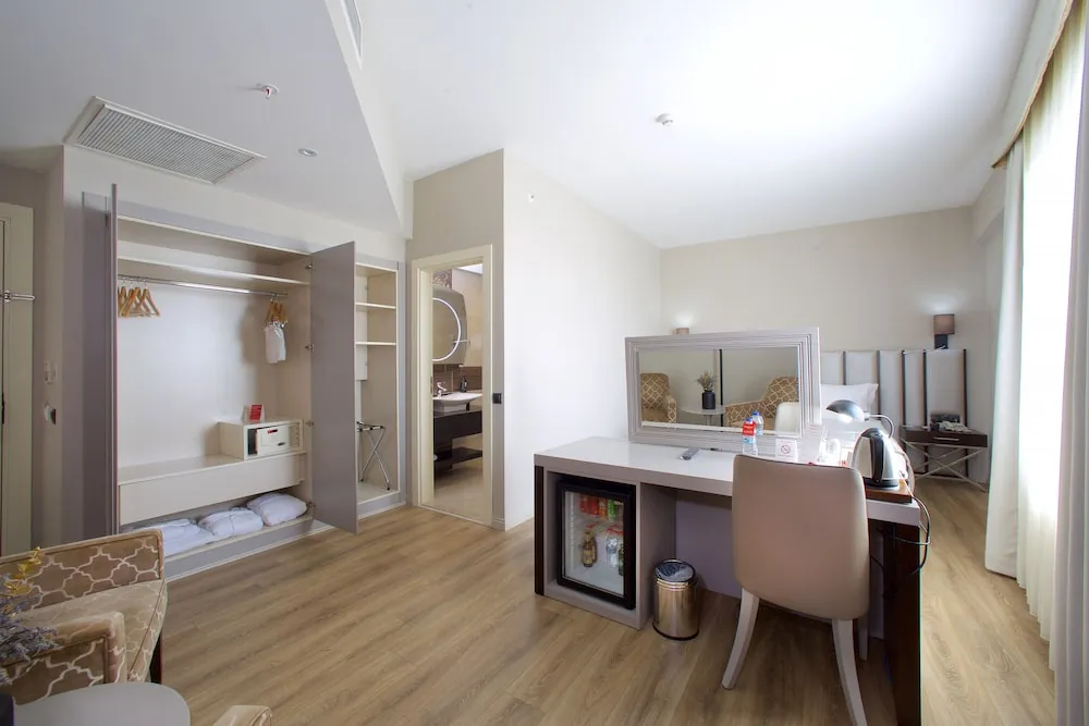 1 Queen Bed Smoking Suite